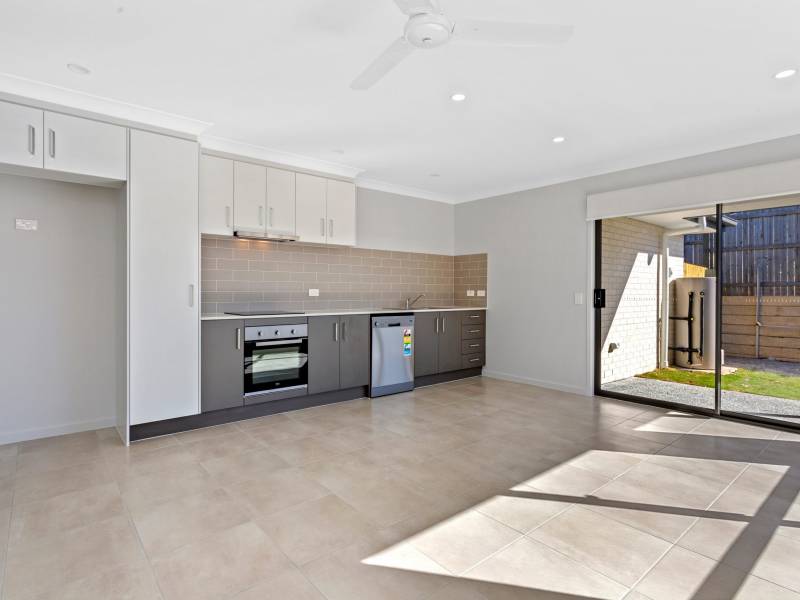 2/1 Heath Tce, Park Ridge, QLD 4125 Australia