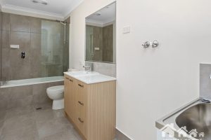 2/15 Creek Place, Park Ridge, QLD 4125 AUS