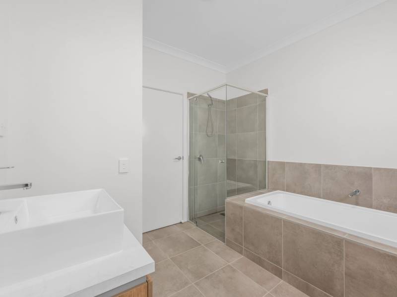 39 Edgeview Way, FLINDERS VIEW, QLD 4305 Australia